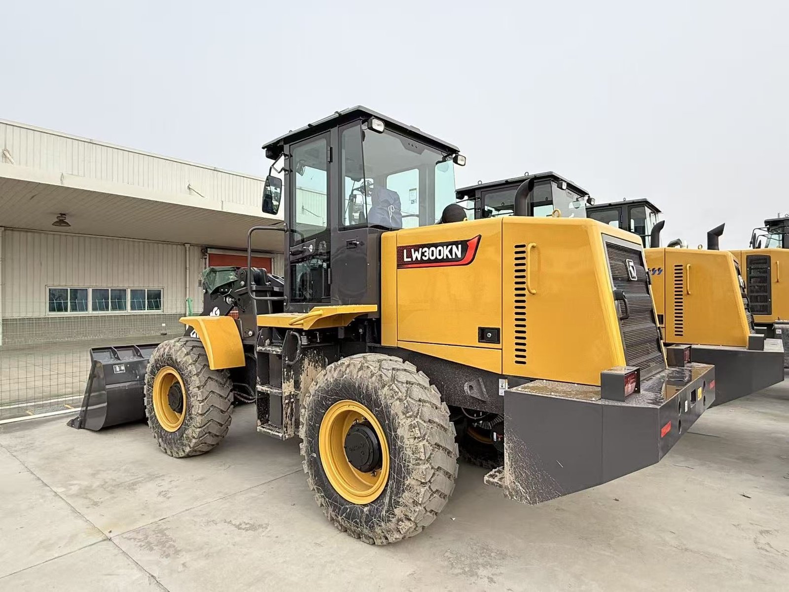 Portable diesel screw compressors from 7-35 m3/min and stationary units from 11-355 kW. Best for drilling, sandblasting and plant. Sourced by JEES Global from established Chinese OEMs. charset=Unicode