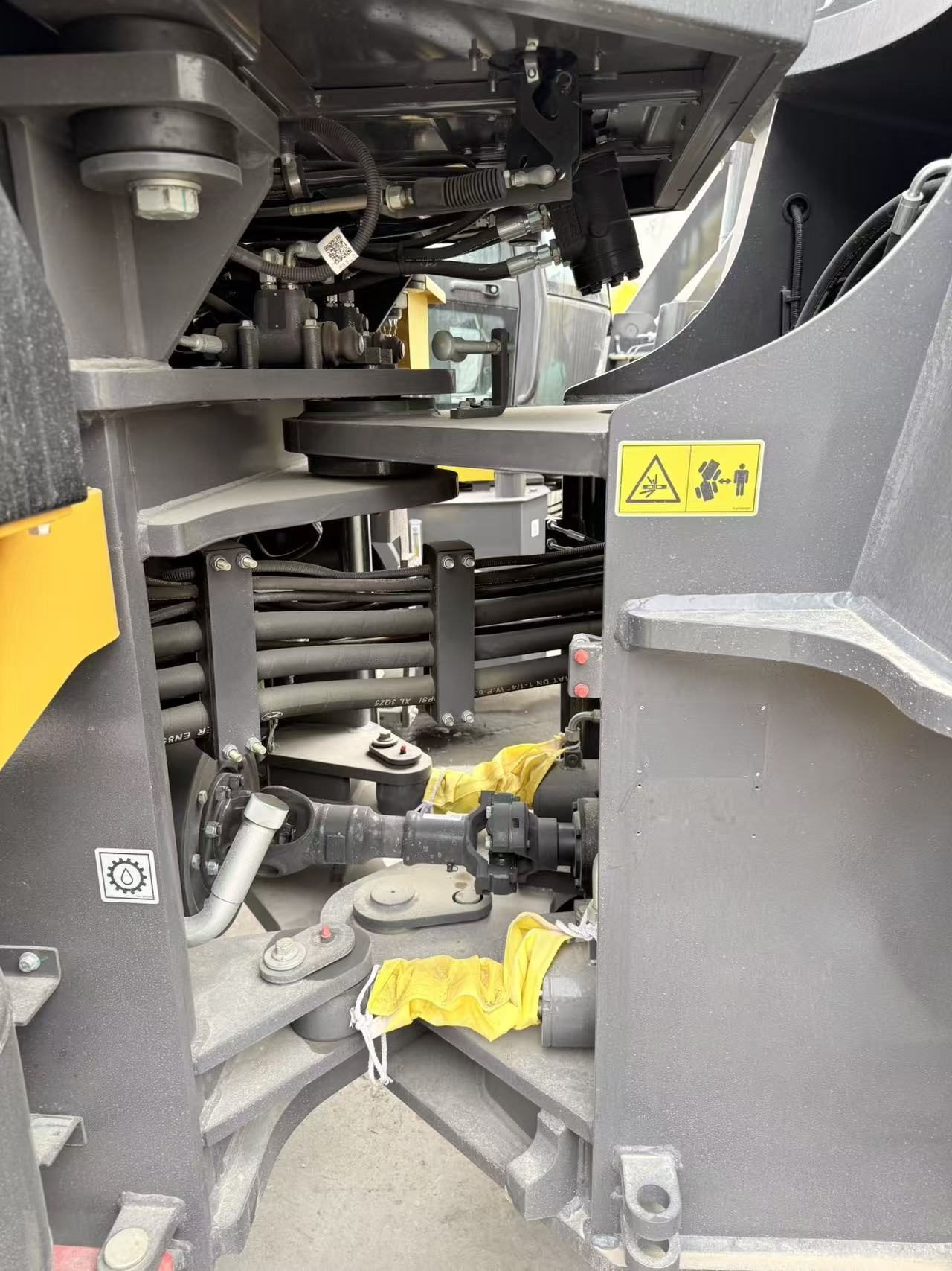 Wheeled, tracked and tower equipment require different shipping modes. JEES Global matches RoRo, break-bulk, flat-rack or container loading to the build and project schedule.