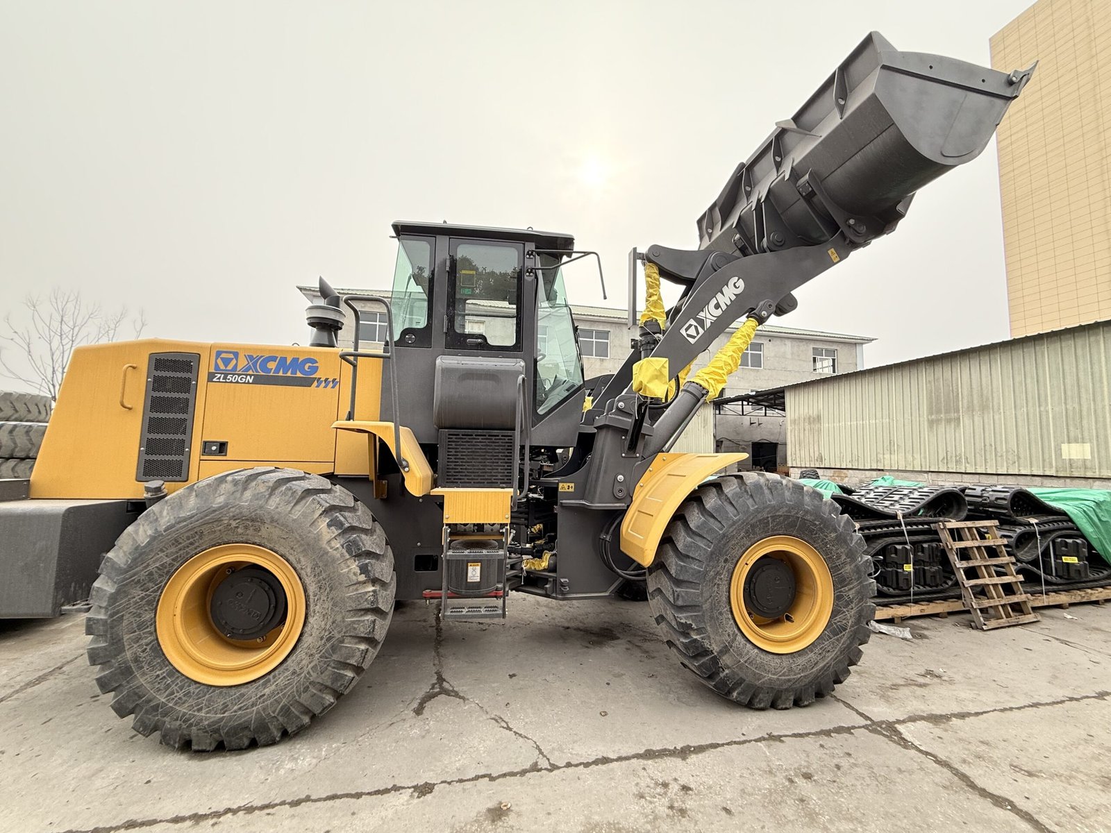 Source excavators, loaders, cranes, concrete equipment and earth-moving machinery from established Chinese OEMs with JEES Global. Full pre-delivery inspection, video evidence, parts kits and after-sales coordination included.